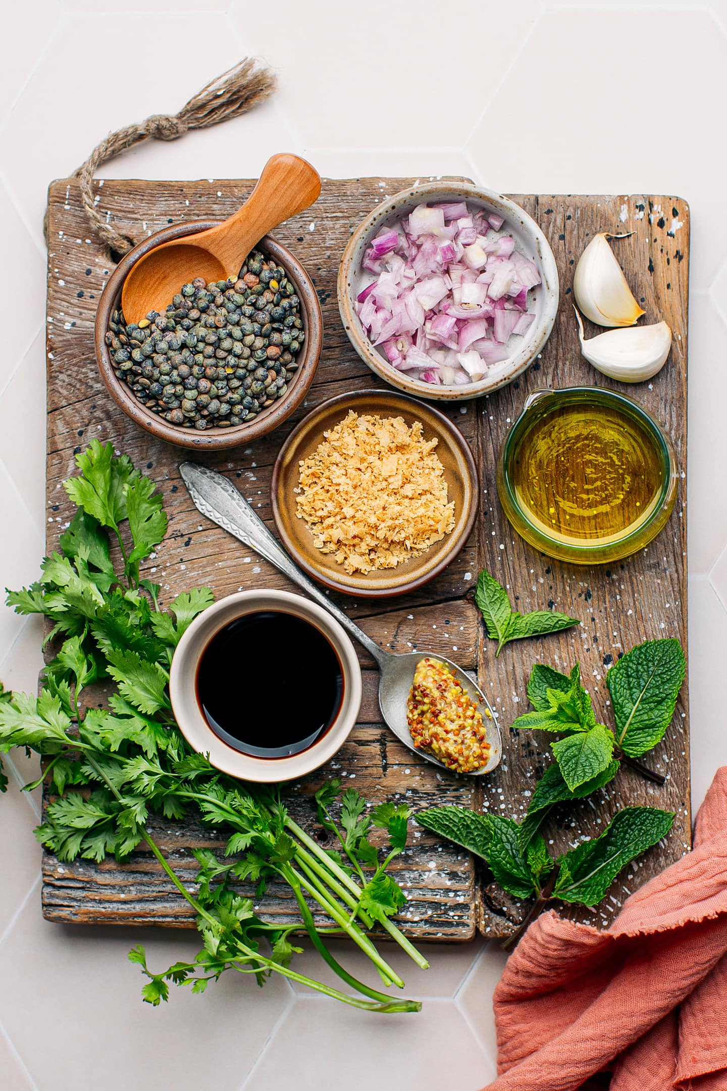 Ingredients like green lentils, olive oil, balsamic vinegar, garlic, and shallots.