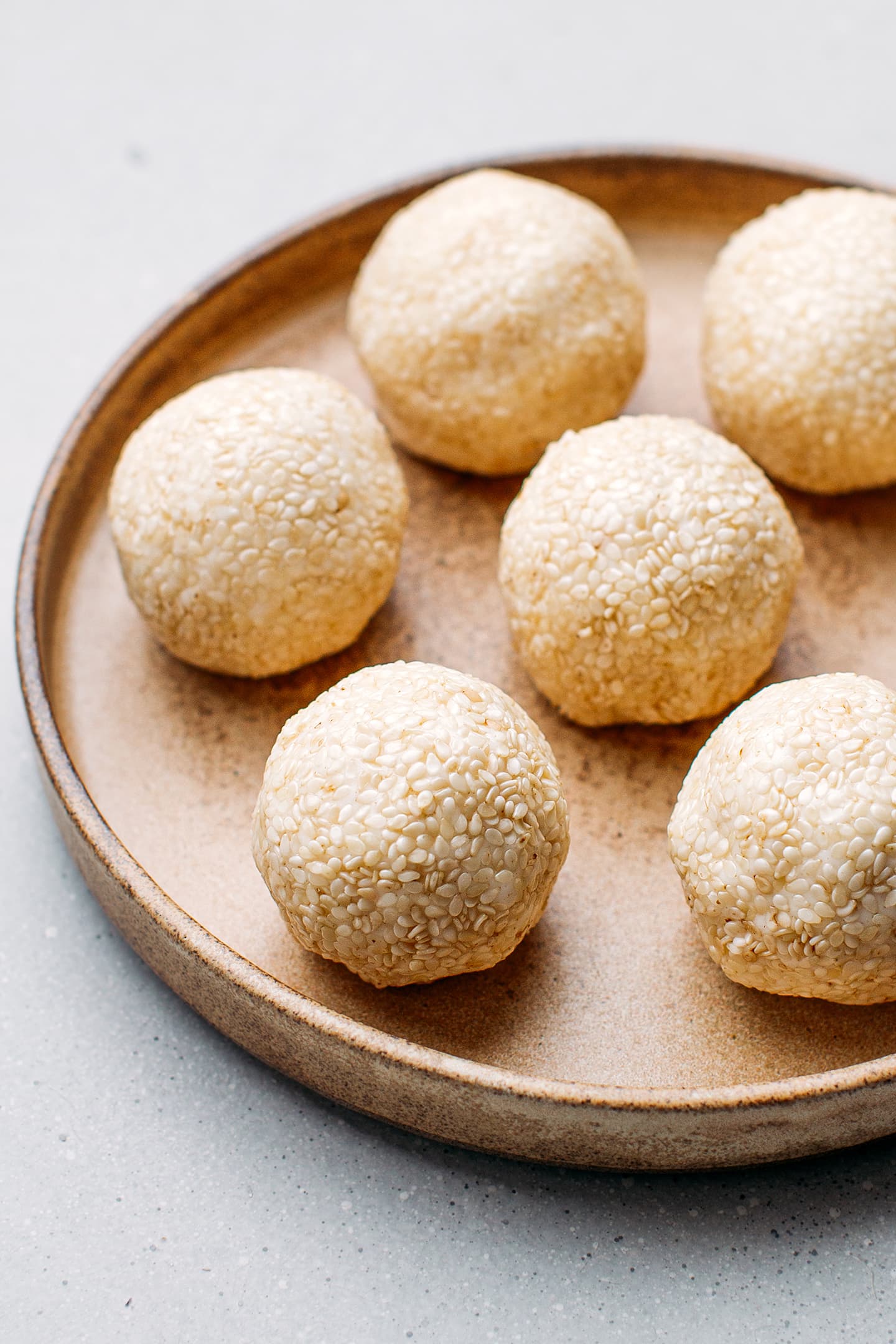 Sesame-coated balls on a plate.